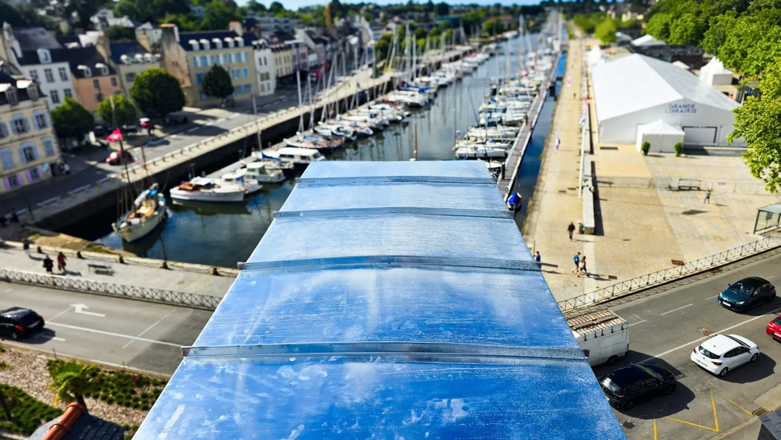 Pose d'un Habillage en zinc naturel a joint debout sur ossature ventilée